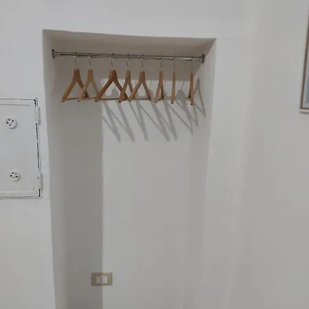 Vico Trieste B&B 오스투니